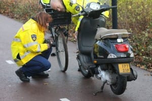 Ernstig ongeluk tussen fietser en scooter, Zijdelweg / Arthur van Schendellaan in Uithoorn