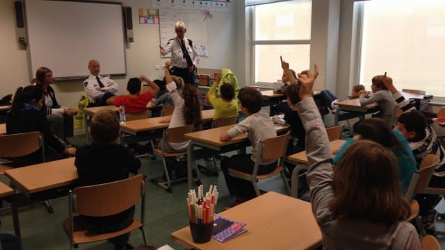 leerlingen in klas met wijkagent