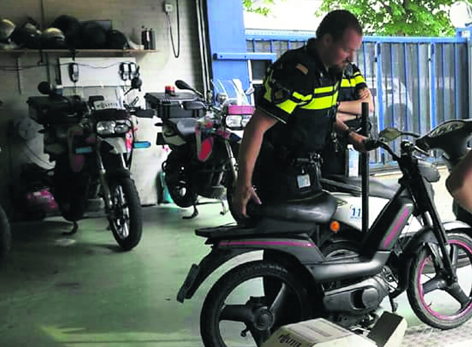 Snorfietser rijdt zonder rijbewijs - Nieuwe Meerbode