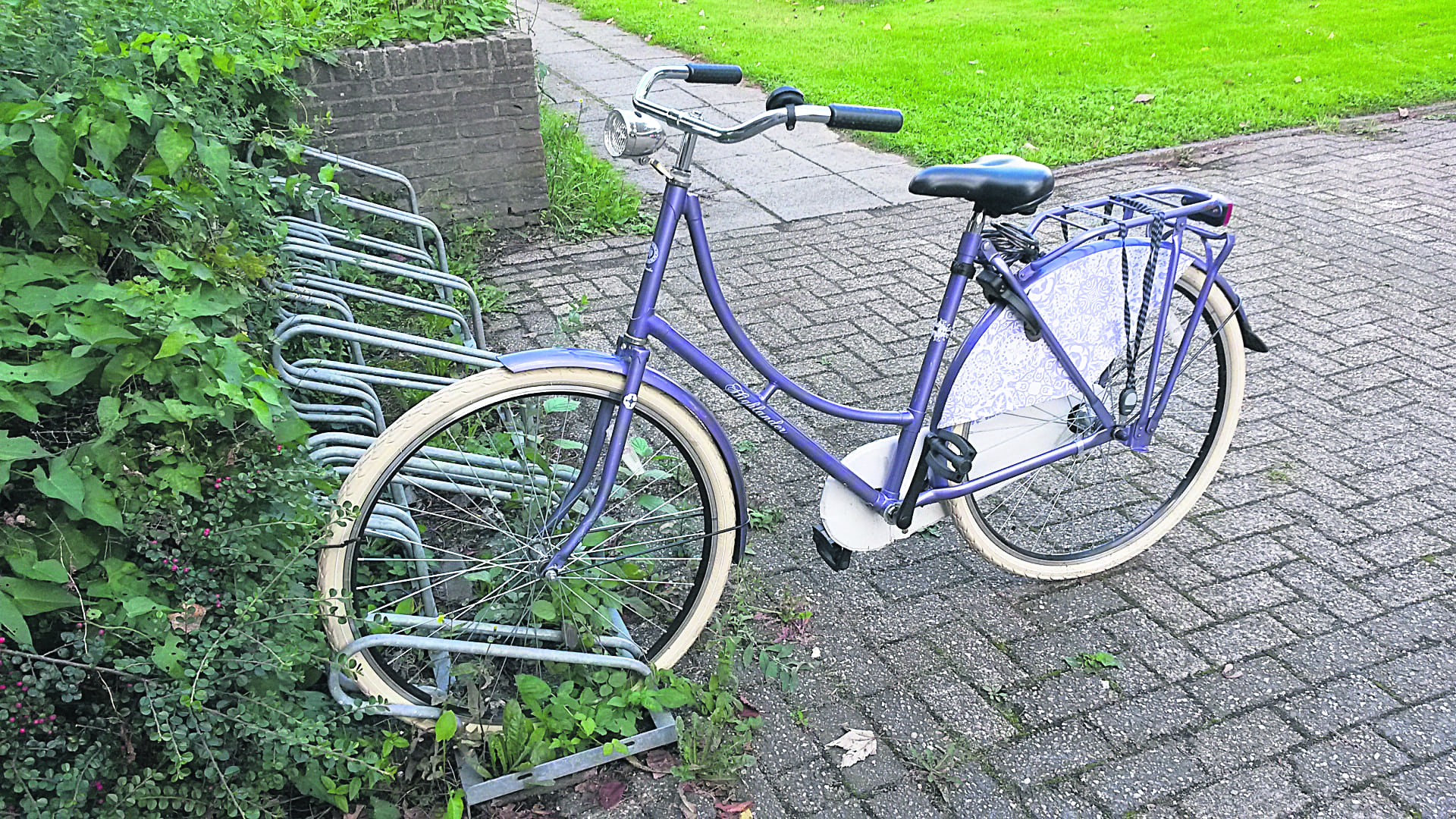 Van wie is deze paarse fiets? - Nieuwe Meerbode