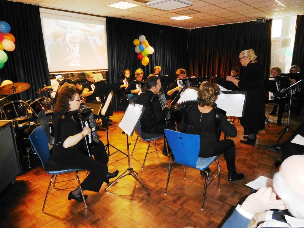 Concertina's geeft felicitatieconcert Nieuwe Meerbode