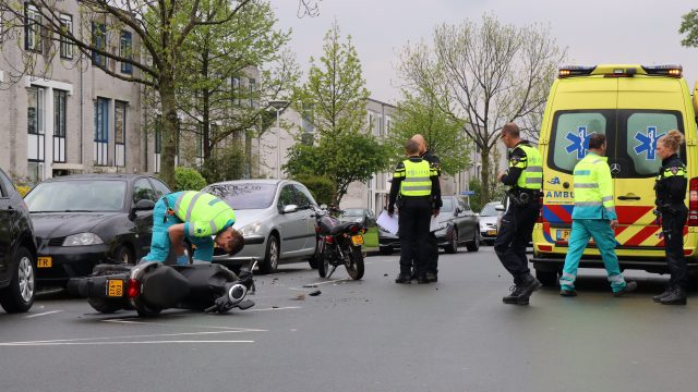 2 Scooterrijders na botsing gewond