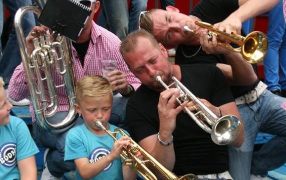 festival dweilen tussen de plassen