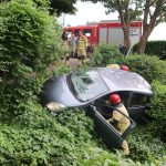 auto in voortuin gereden