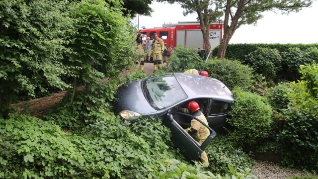 auto in voortuin gereden