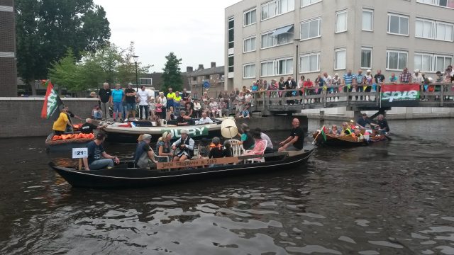 Superhelden kijken bij Junior Pramenrace