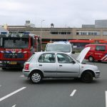 Schade aan auto na botsing met hek