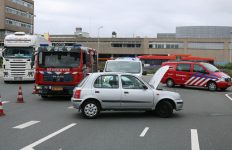 Schade aan auto na botsing met hek