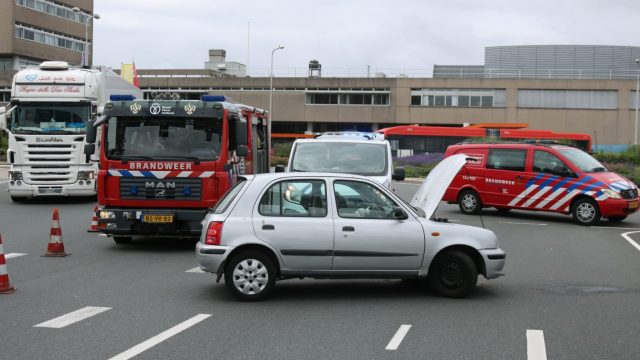 Schade aan auto na botsing met hek