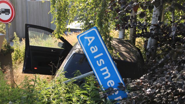 auto uit de bocht gevlogen