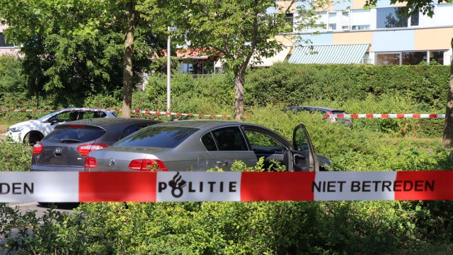 Overleden persoon in auto aangetroffen