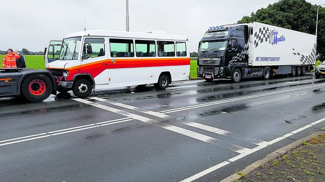 Flinke schade taxibus na aanrijding