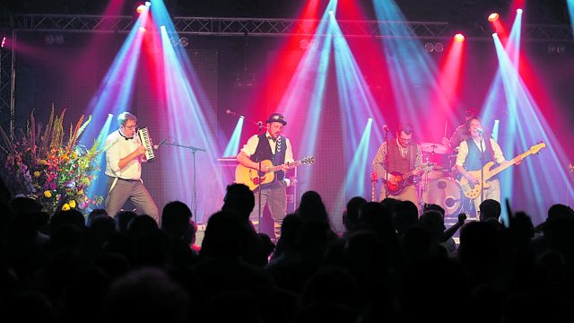 Meezingen met Pater Moeskroen in feesttent