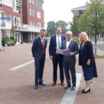 Het college van burgemeester en wethouders van Aalsmeer. Geheel links wethouder Robbert-Jan van Duijn van Schipholzaken.