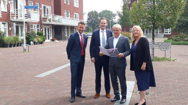 Het college van burgemeester en wethouders van Aalsmeer. Geheel links wethouder Robbert-Jan van Duijn van Schipholzaken.