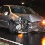 auto in botsing met paal