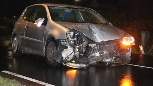 auto in botsing met paal