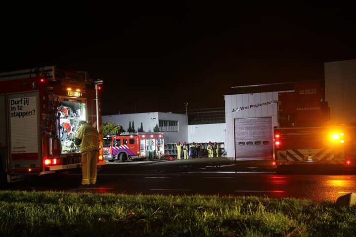 Veel rook bij brand in potplantenkwekerij