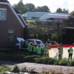 Auto rijdt vanaf dijk tegen woning aan