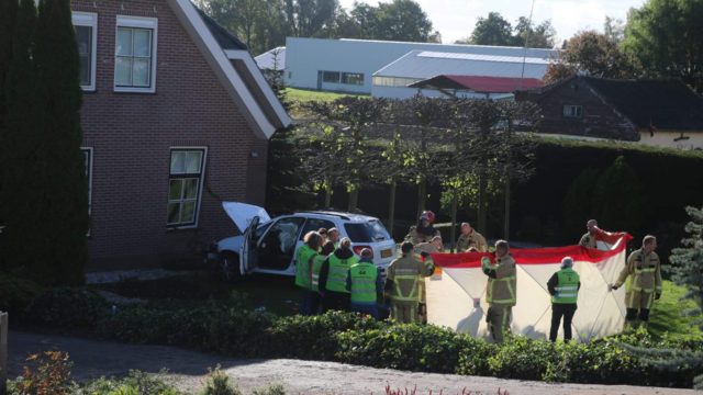 Auto rijdt vanaf dijk tegen woning aan