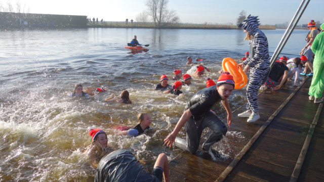 Massale nieuwjaarsduik voor KiKaRow