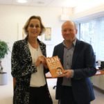 Maria Ekelschot overhandigt 'Dan wil ik de burgemeester spreken' aan de burgemeester