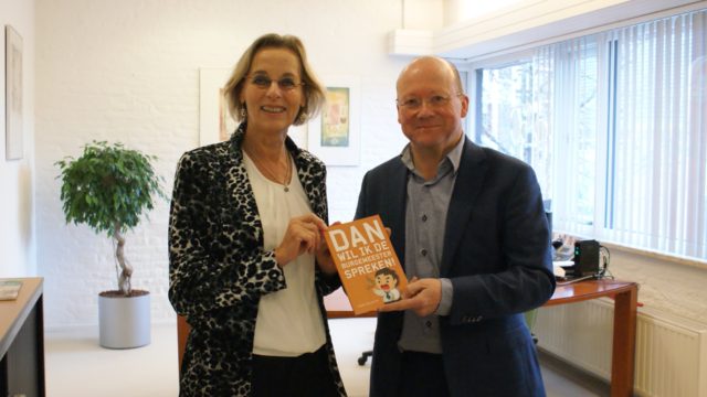 Maria Ekelschot overhandigt 'Dan wil ik de burgemeester spreken' aan de burgemeester