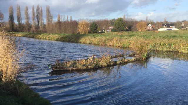 praam drijft in water molenvliet