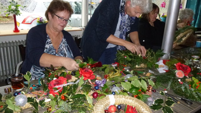 mantelzorgsalon maakt kerststukjes