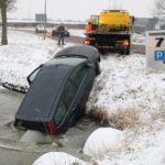 auto in sloot Middenweg