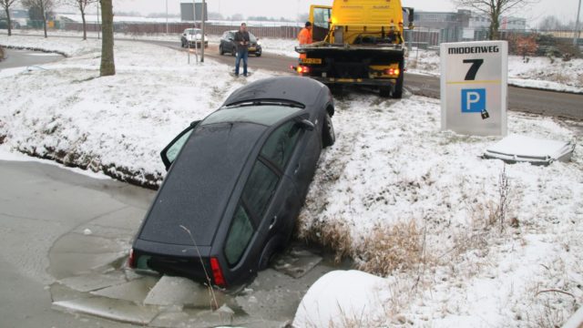 auto in sloot Middenweg