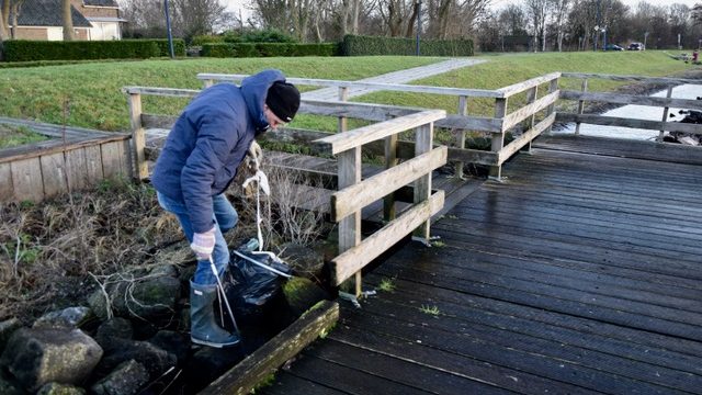 inwoner ruimt afval op, opgeruimd staat netjes