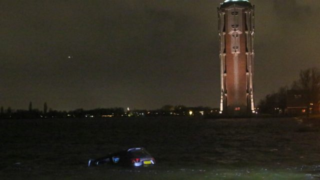 auto te water bij Surfeiland