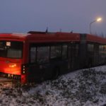 bus door gladheid in berm