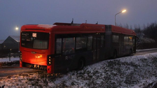 bus door gladheid in berm