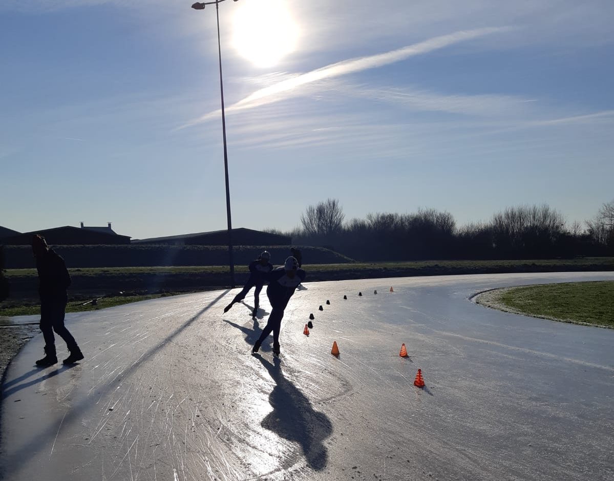Schaatsbaan open, 1e rondjes al gereden! Nieuwe Meerbode