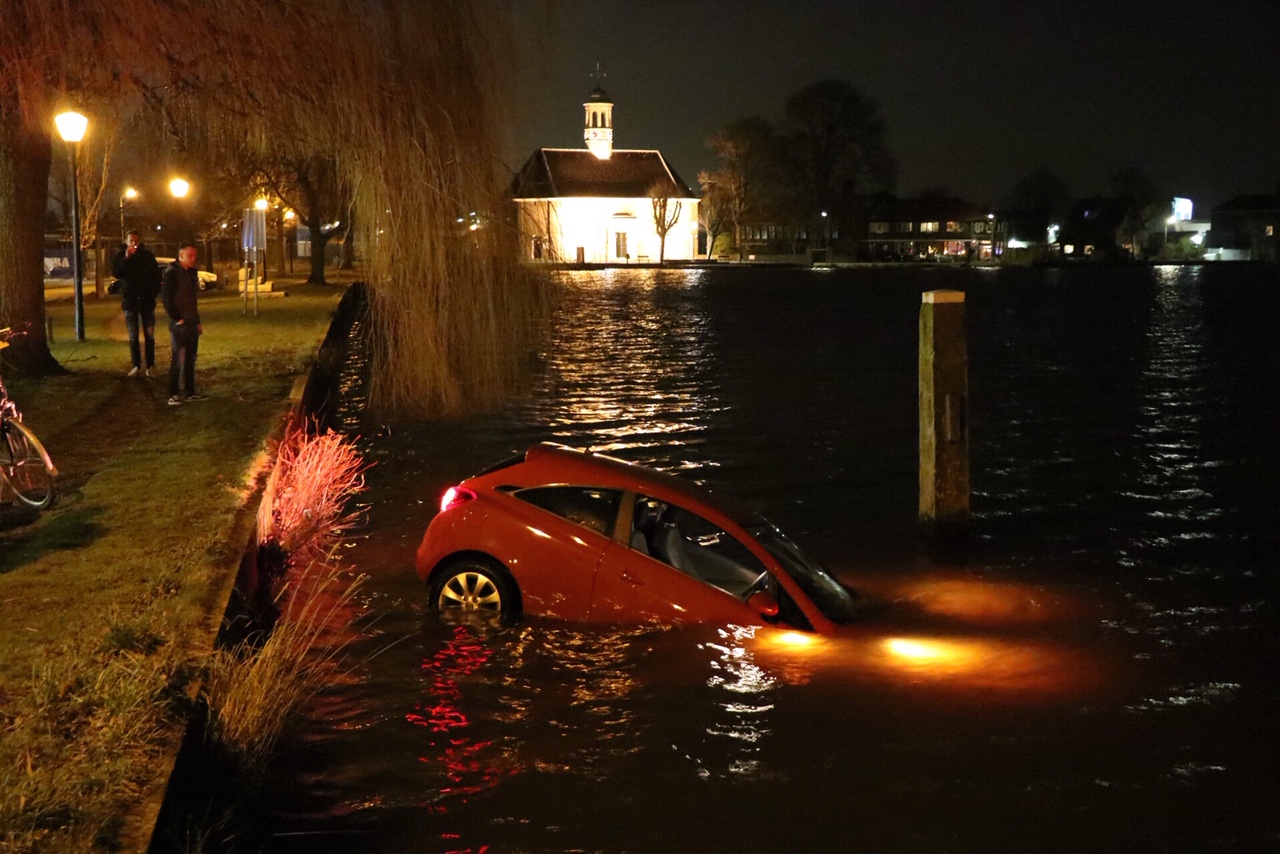 Auto te water bij Wilhelminakade Nieuwe Meerbode Auto te water bij Wilhelminakade Nieuwe Meerbode