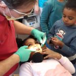 leerlingen bezoeken tandartspraktijk