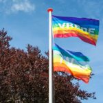 gemeente schaft regenboogvlag aan