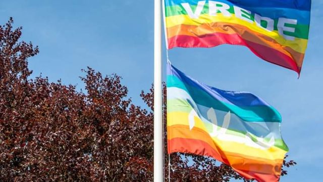 gemeente schaft regenboogvlag aan