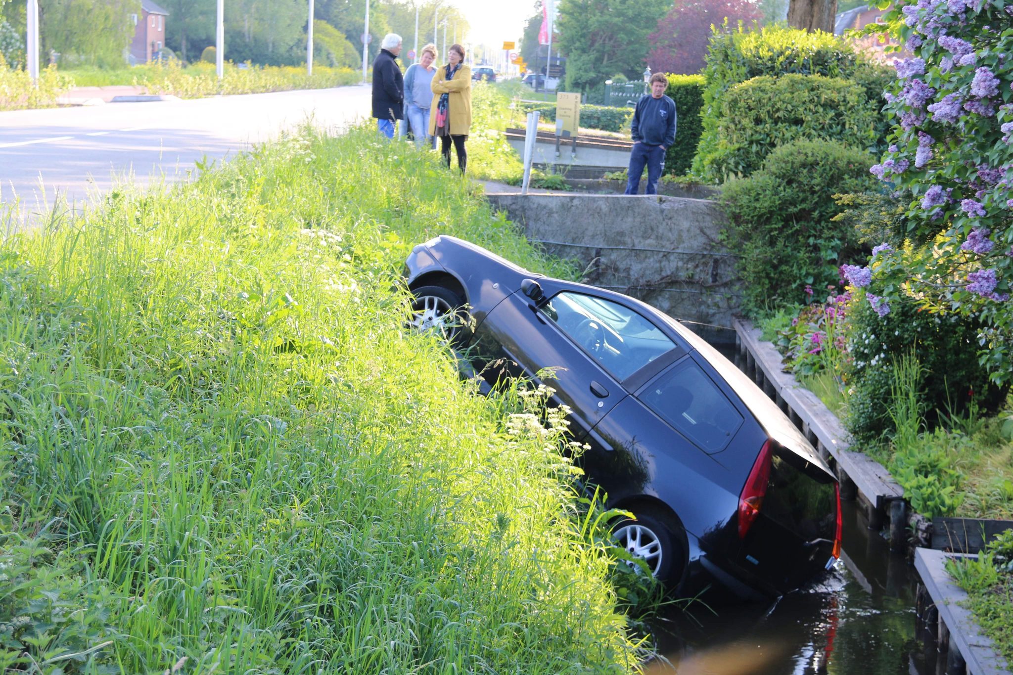 Auto in sloot op Aalsmeerderweg Nieuwe Meerbode