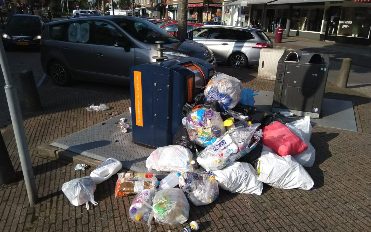 Bergen plastic bij afvallocaties in Aalsmeer Nieuwe Meerbode