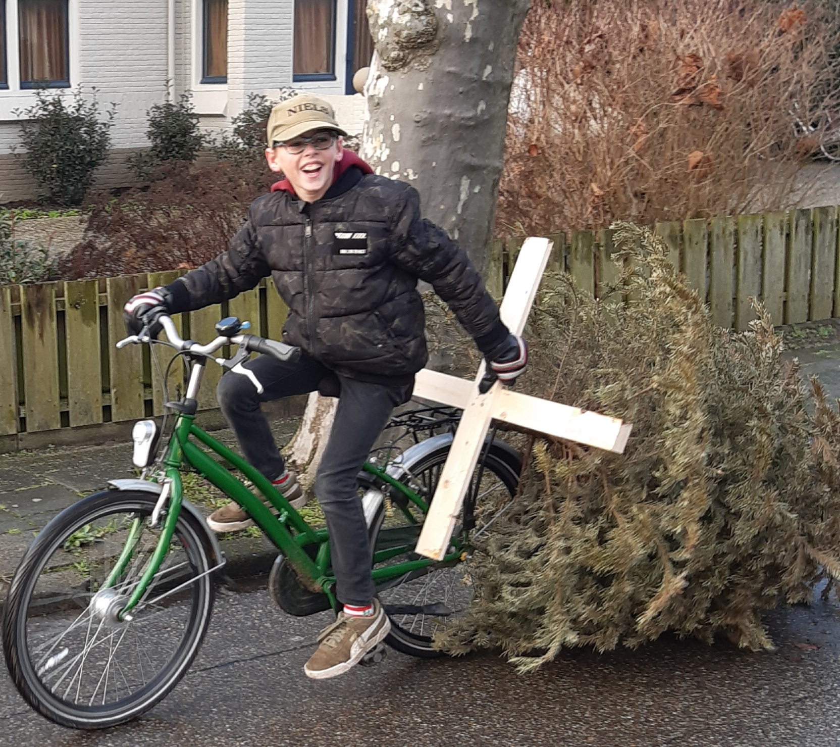 Niels haalt 120 kerstbomen op!