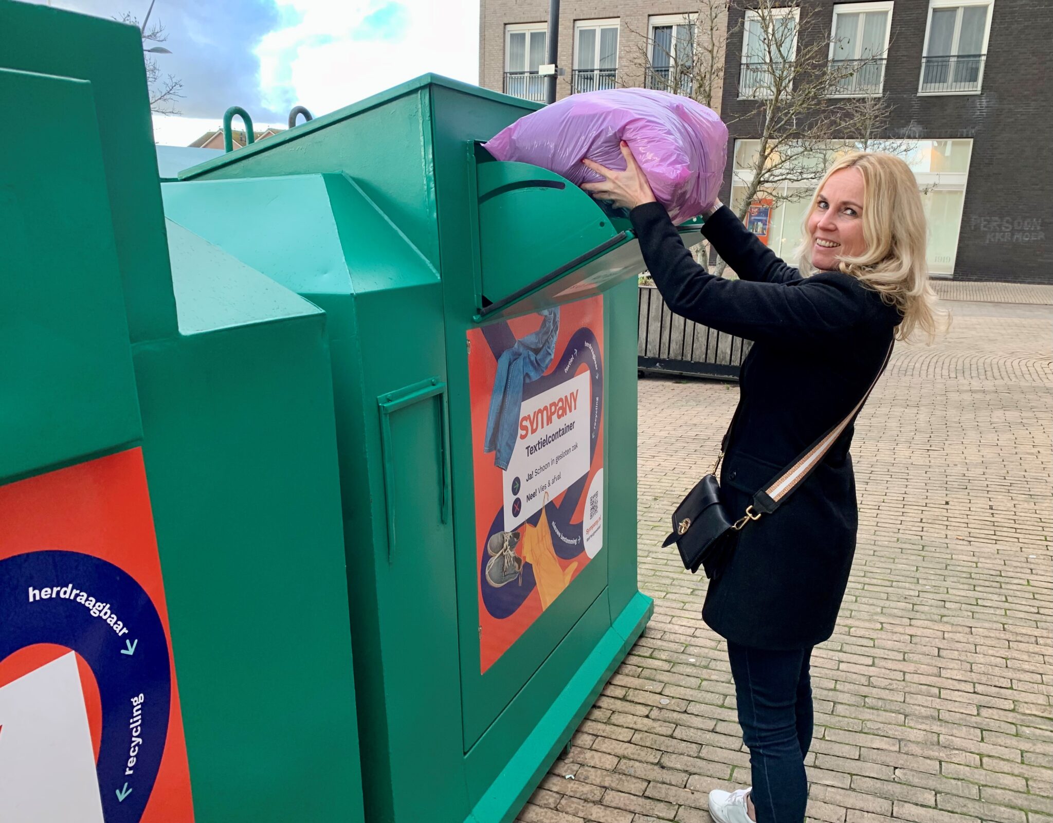 Oude schoenen kledingcontainer deals