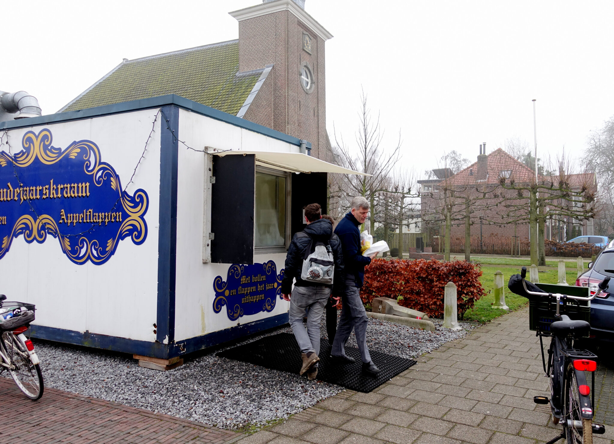 Verkoop oliebollen voor Dorpskerk Leimuiden