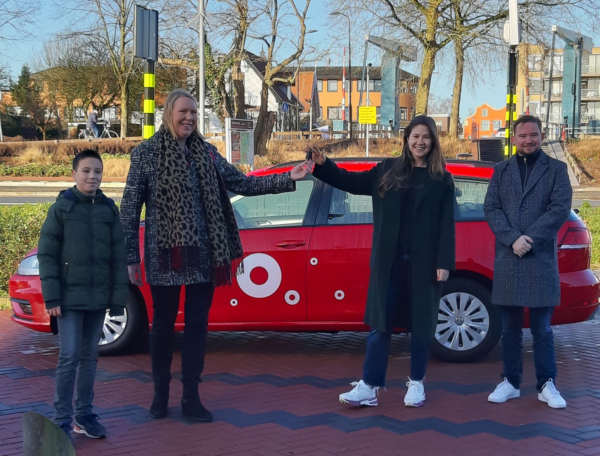 Wethouder neemt deelauto in gebruik in Rondweg