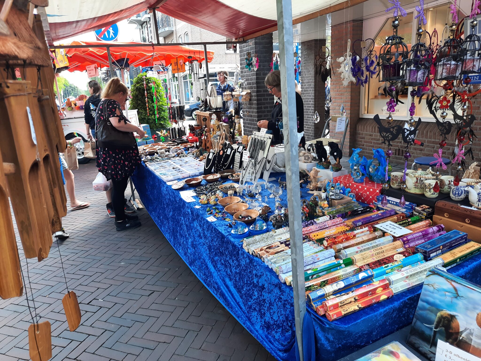 Veel bezoekers op braderie en geraniummarkt Nieuwe Meerbode