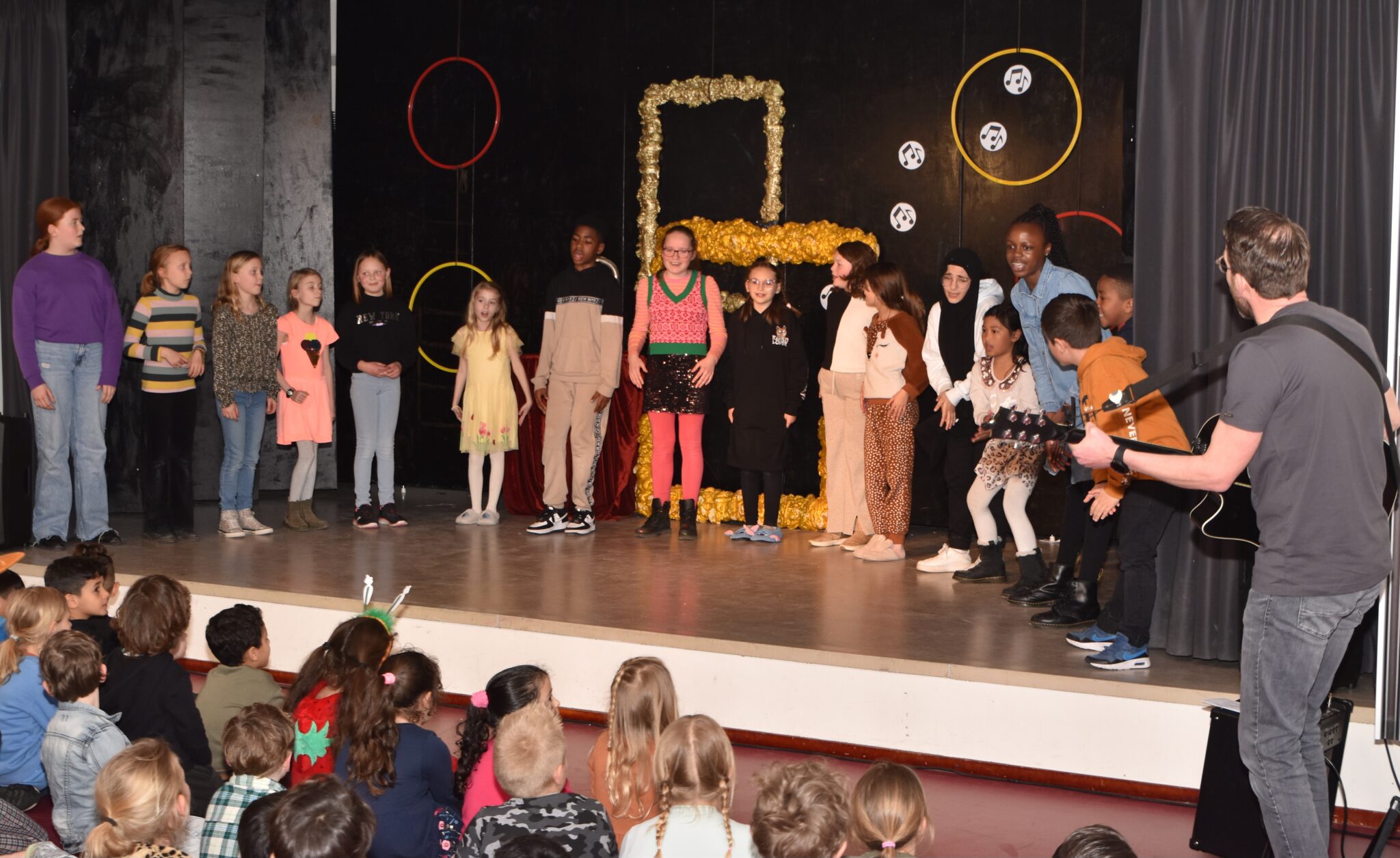 Optreden van kinderkoor OBS Kudelstaart dalton Nieuwe Meerbode