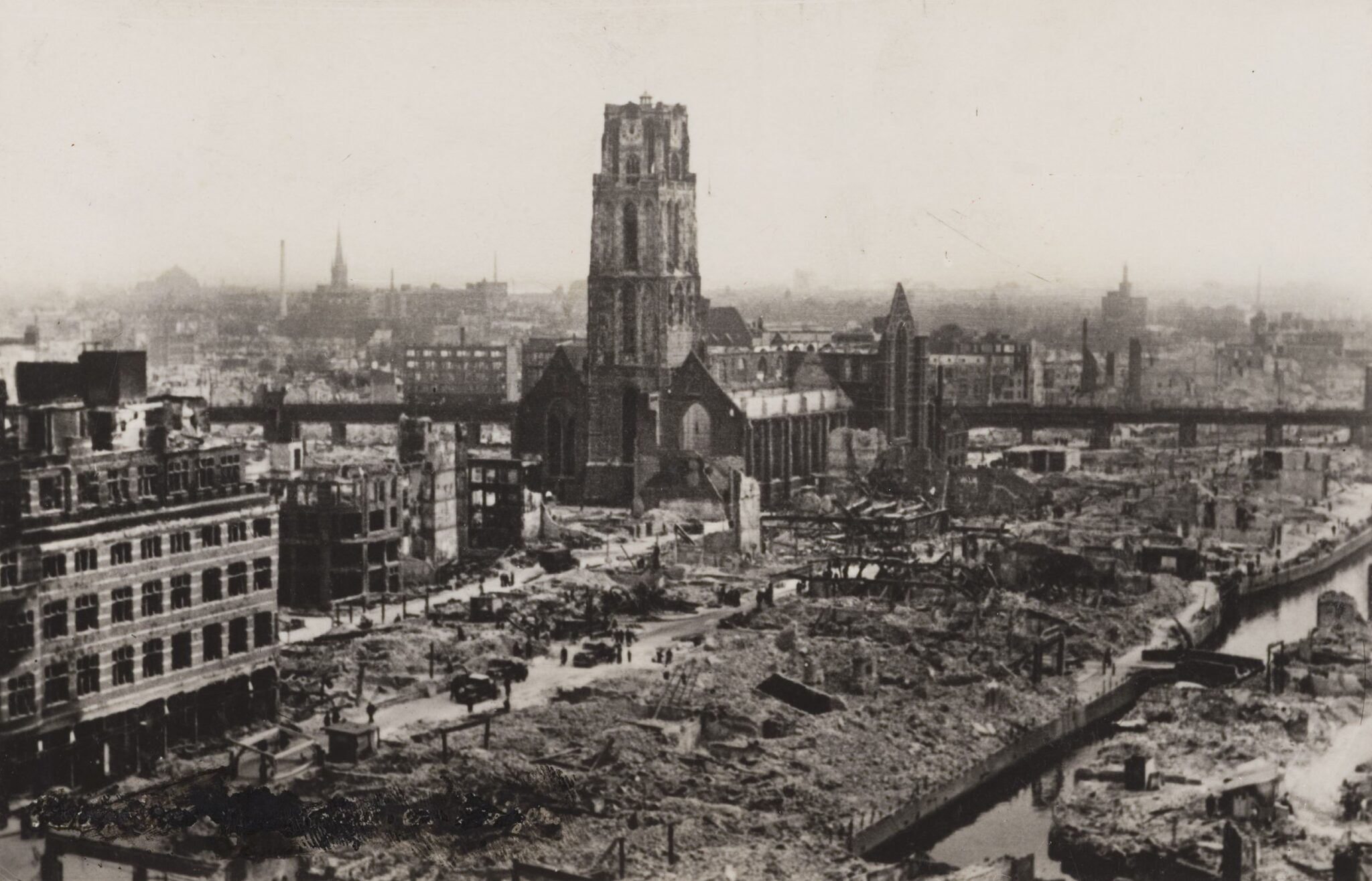 Konferenz beim Absturz zum deutschen Bombenangriff auf Rotterdam