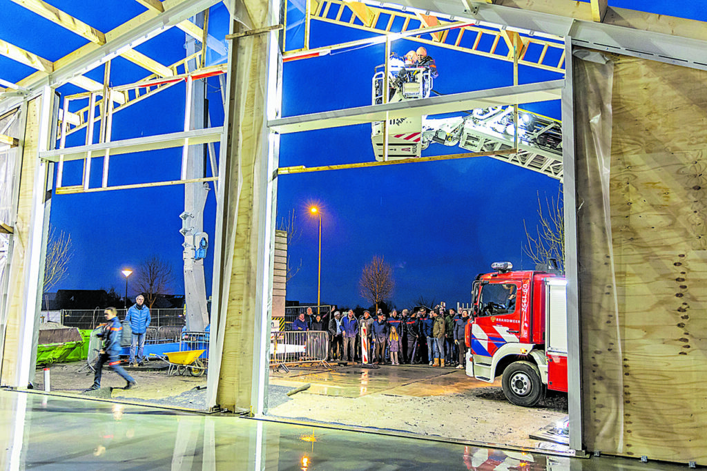 Hoogste punt bereikt van nieuwe brandweerkazerne in Abcoude